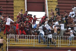 JOINVILLE, SC. 08.12.2013: ATLÉTICO-PR X VASCO - Briga entre torcidas na partida entre Atlético-PR e Vasco, válida pela 38ª rodada do Campeonato Brasileiro 2013, na Arena Joinville, em Joinville (SC). (foto: Geraldo Bubniak /Fotoarena/Folhapress)